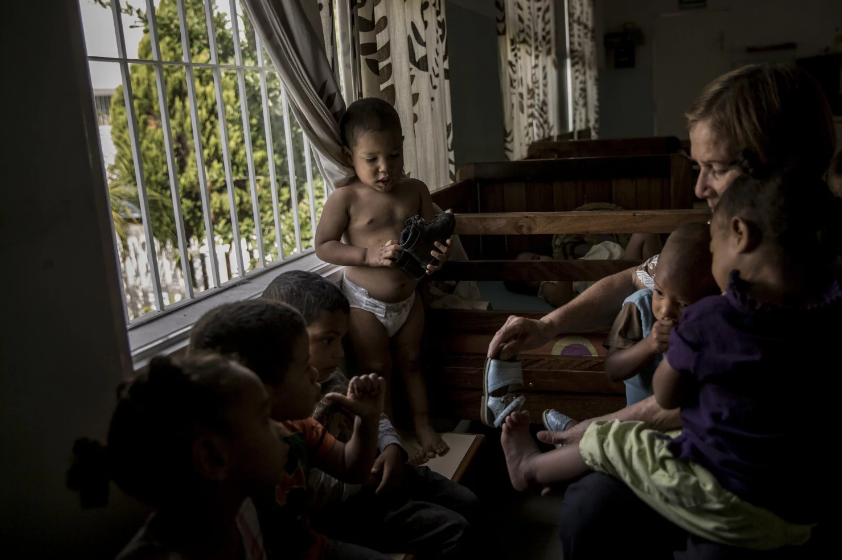 Venezolanas entregan a sus niños a orfanatos por no poder alimentarlos